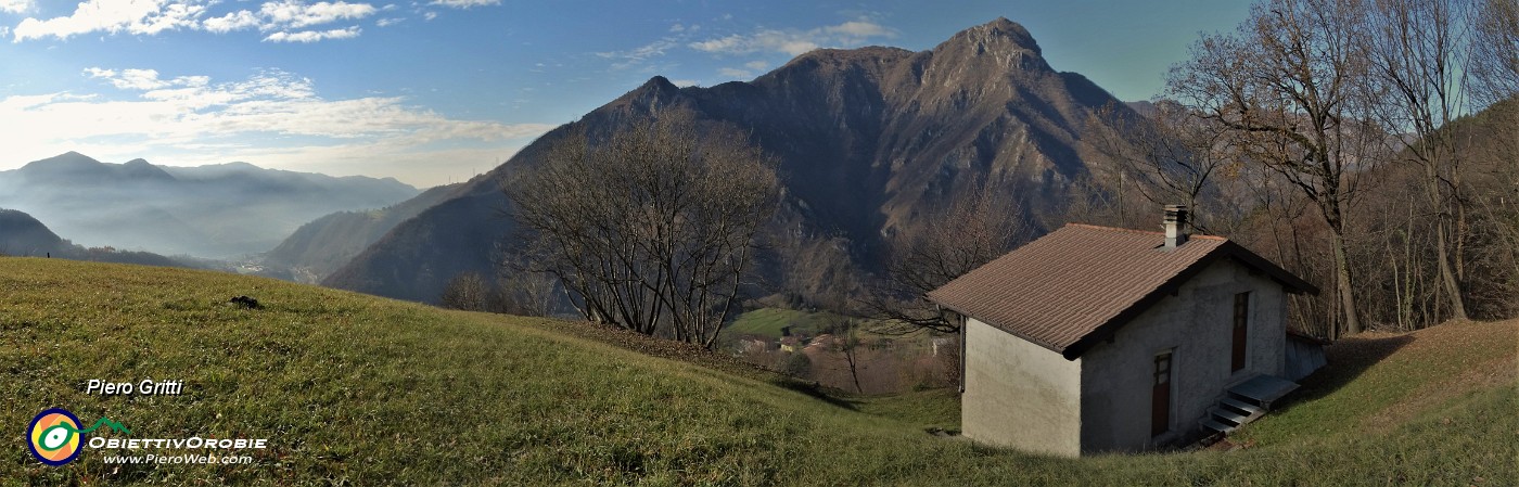 46 Radura prativa con stalletta-baita e vista sul Monte Zucco.jpg